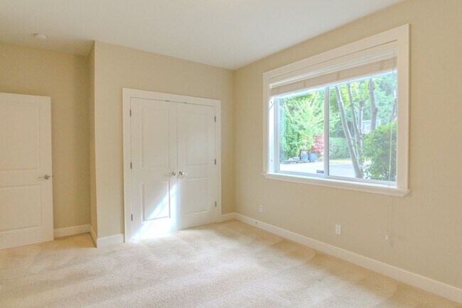 Building Photo - 4Bd/4Ba Seattle Home