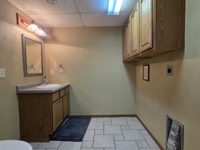 Building Photo - Multi generational Home New London