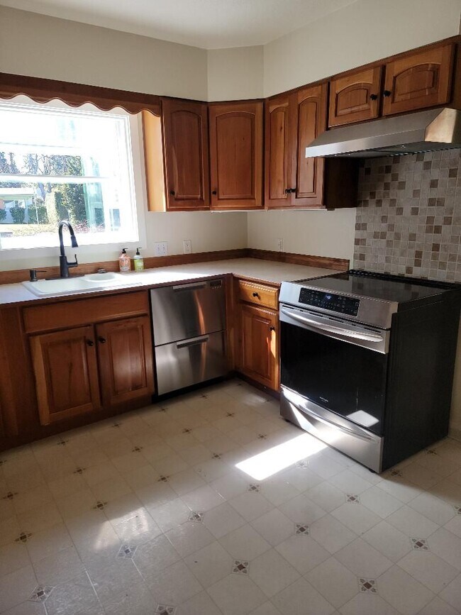 Building Photo - Beautiful Craftsman-style 3 bedroom, 2 bath home (1632 sq ft)  near Lake Steilacoom PLUS studio c...