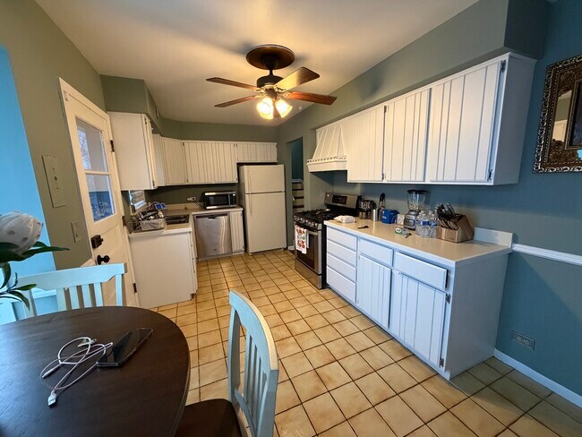 Building Photo - 202 Hickory Rd