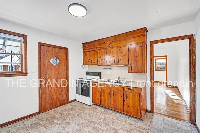 Building Photo - 3203 Roundhill Ave NW