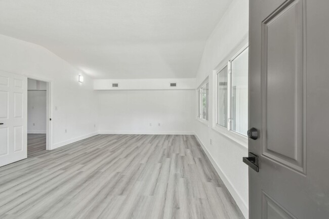 Building Photo - 695 Sunset Dr