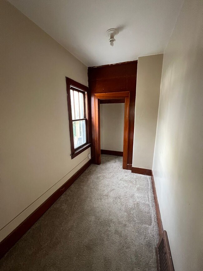 Building Photo - 811 E Elm Ave
