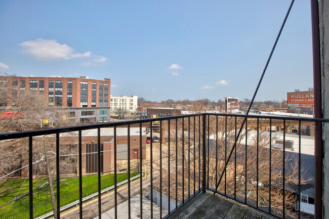 Building Photo - 3012 W Fullerton Ave