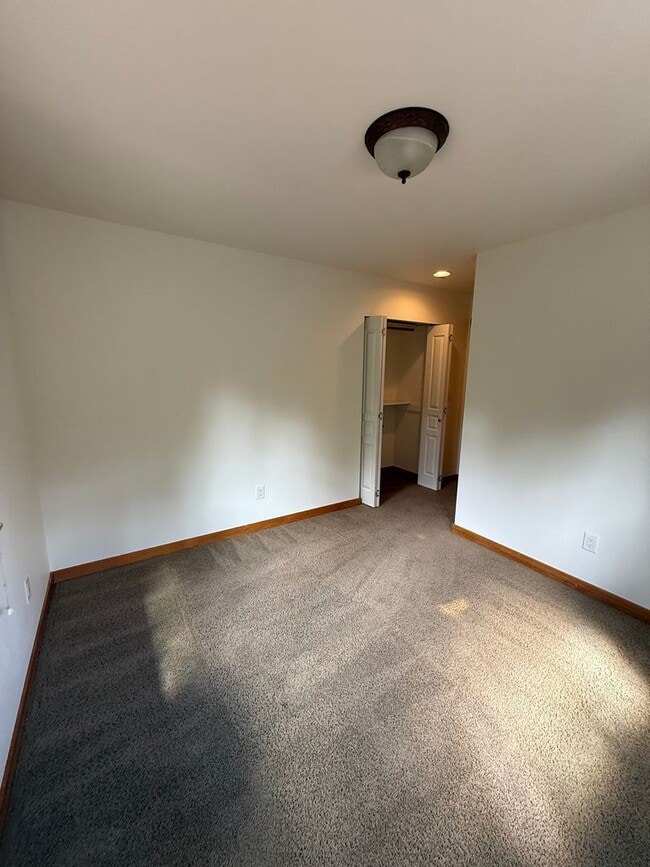 Building Photo - 4 bdrm/2.5 bath Custom Home on the Southside