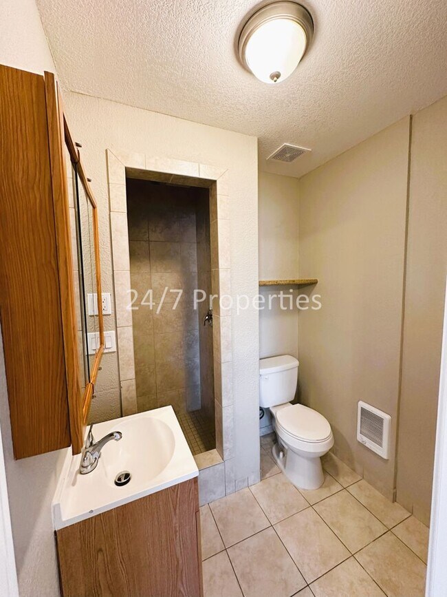 Building Photo - Charming 2 BD | 2 BA Home with A/C in Salem