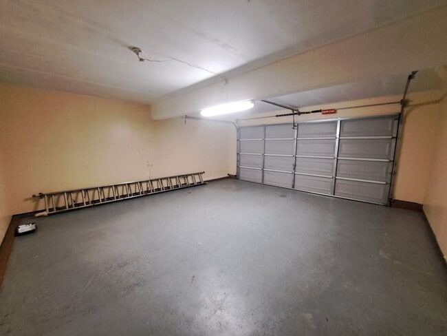 Building Photo - Expansive 3 bedroom/2.5 Bath Home in Corde...