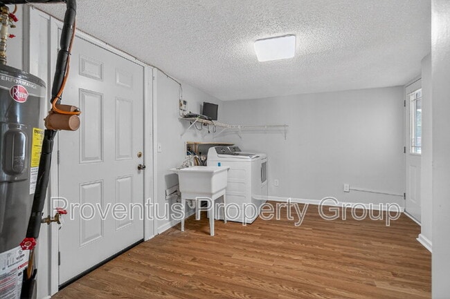 Building Photo - 8 Manor Dr