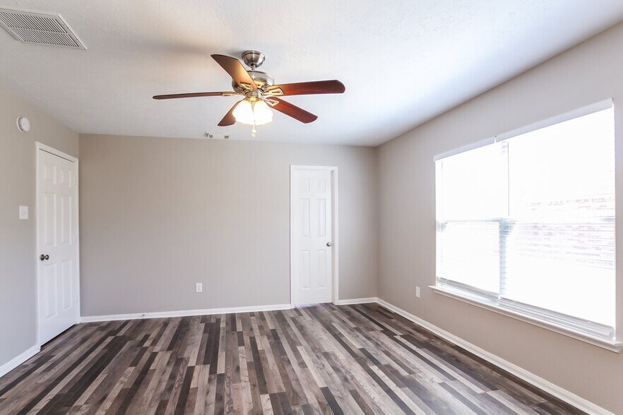 Building Photo - 16315 Rockcreek Ln