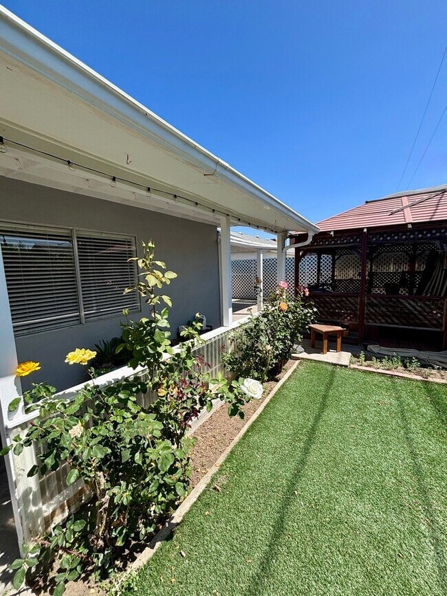 Building Photo - 1360 Gardenia St