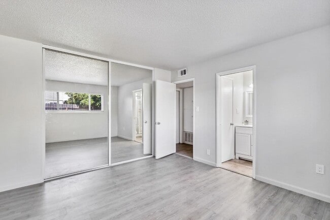 Building Photo - 9101 La Riviera Dr