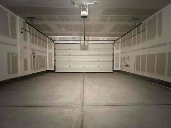 Building Photo - Stunning Newly Built 4-Bedroom, 3-Bathroom Home in Henderson