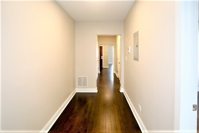 Building Photo - 4445 N Rockwell St