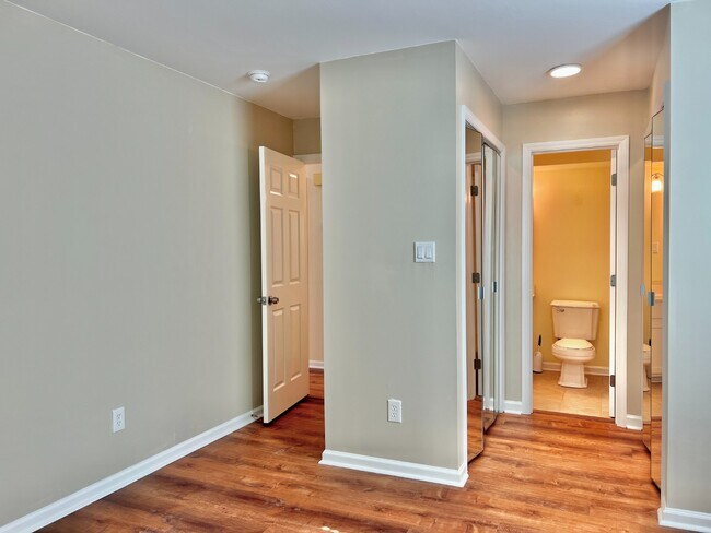 Building Photo - End Unit in Great Location!