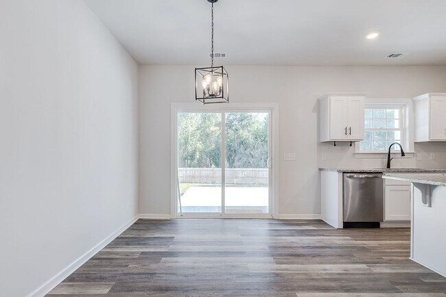 Building Photo - Like-New 4BR, 2.5BA Home with Privacy Fenc...