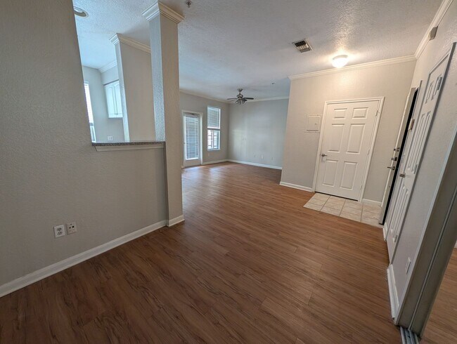 Building Photo - Great 1/1 Studio unit with wood floors and pool view patio!