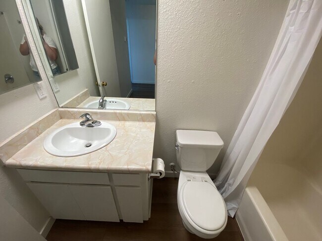 Building Photo - Downtown Duplex