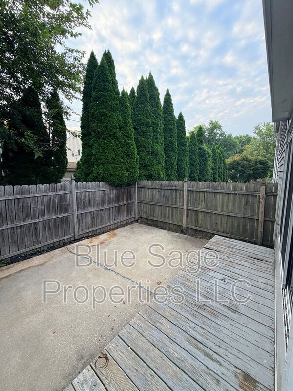 Building Photo - 913 8th Ave