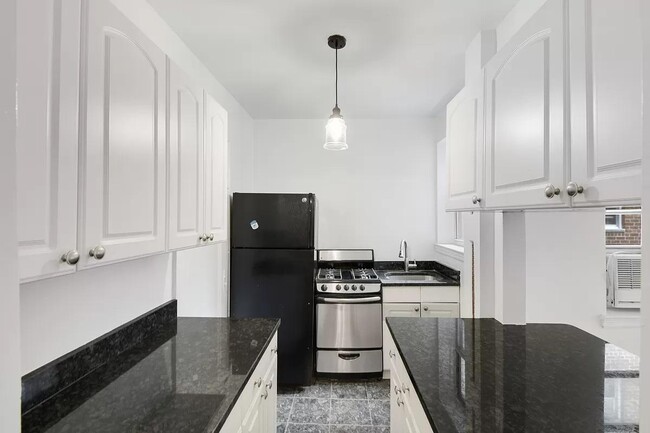 Building Photo - 640 W 231st St