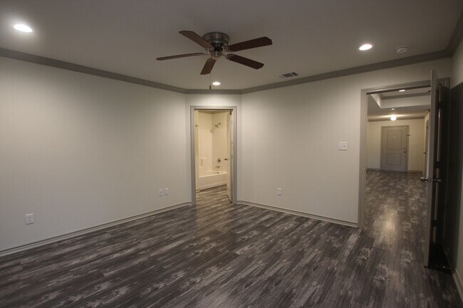 Building Photo - Beautiful 3 Bedroom 2 Bathroom Townhouse i...