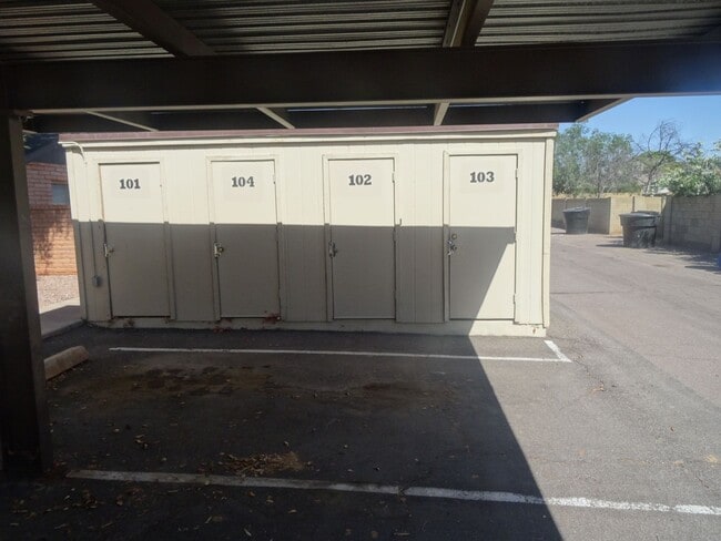 Building Photo - 1ST MONTH RENT FREE!!! GREAT SINGLE LEVEL ...