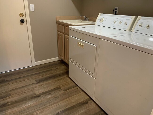 Building Photo - Location location 4 bedroom, 2.5 bath in t...