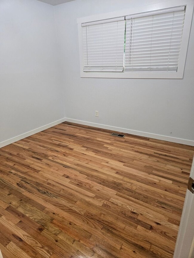 Building Photo - 110- ( P )