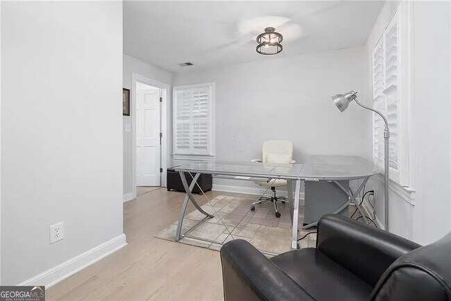 Building Photo - 302 Hascall Rd NW