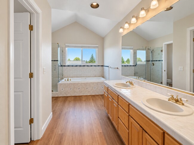 Building Photo - 3071 Crestablanca Dr