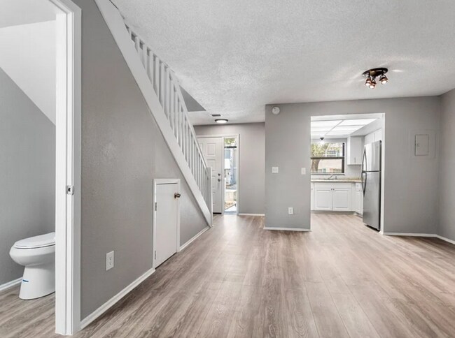 Building Photo - 2820 S Pines Dr