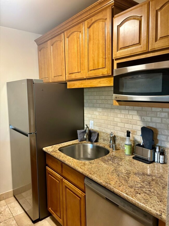 Building Photo - Light, Bright, Immaculate and lightly furnished 1 bd 1 ba condo in Walnut Creek- Keys Condo's