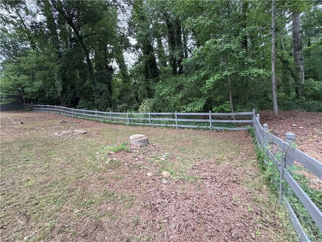 Building Photo - 3336 Camelot Dr NE