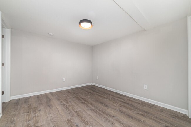 Building Photo - 6037 Ingleside Dr