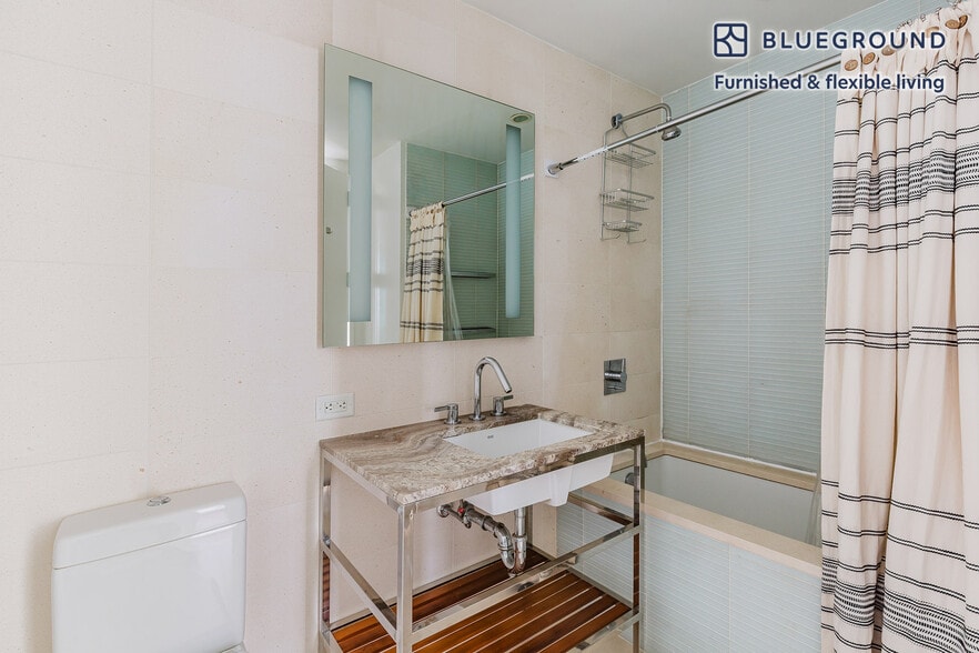 Building Photo - 70 W 45th St