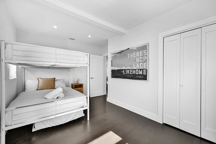 Building Photo - 150 NE 50th Ter