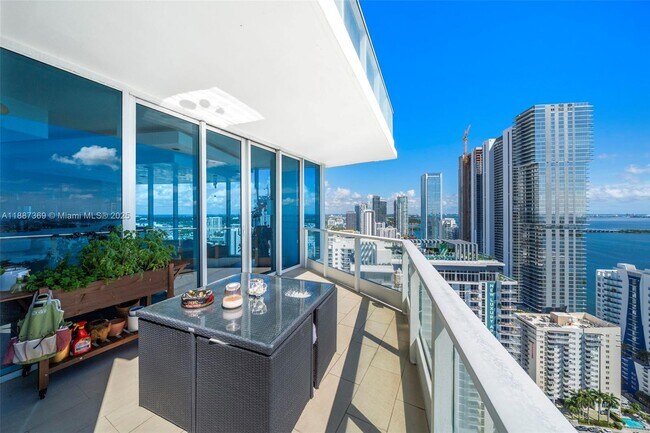Building Photo - 2020 N Bayshore Dr