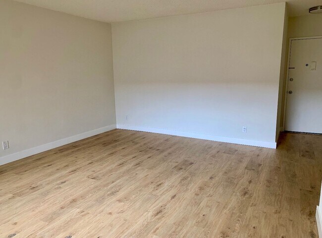 Building Photo - Spacious 3 bedroom unit located in Canoga Park! MOVE IN READY