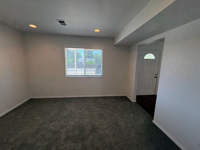 Building Photo - Fully Renovated 3 Bed 2.5 Bath Townhome w/ 1 Car Garage & Yard!