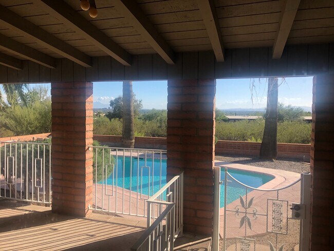 Building Photo - Gorgeous 3 bedroom, 2 bath