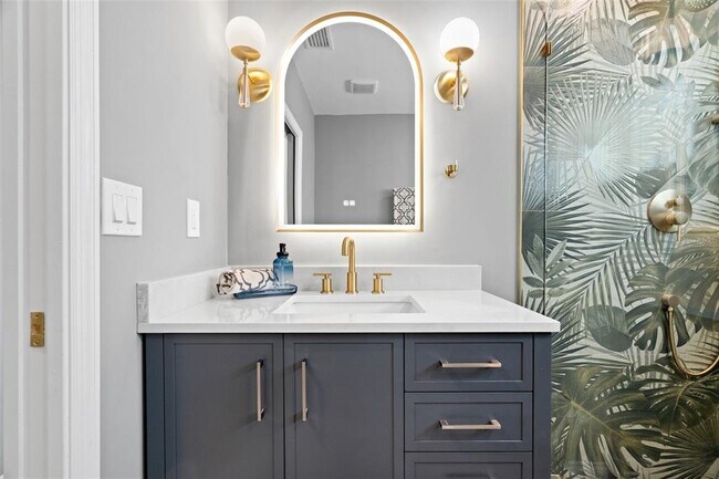 Building Photo - 422 24th St N