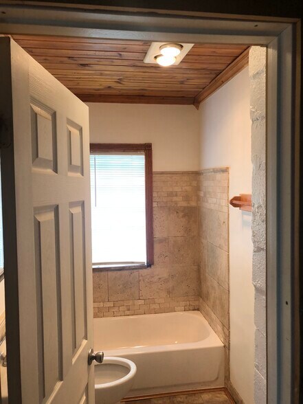 Bathroom - 14607 Hoyne Ave