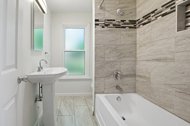 Building Photo - 332 Elm Rd