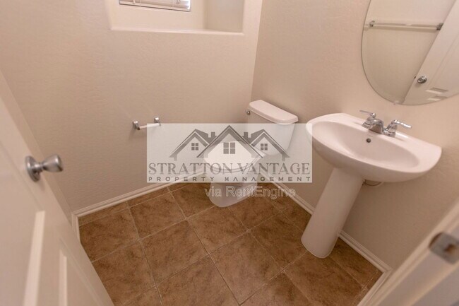 Building Photo - 928 S Hawk Ln