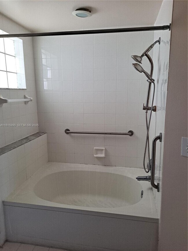 Building Photo - 3255 NE 184th St