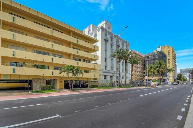 Building Photo - 2924 Collins Ave