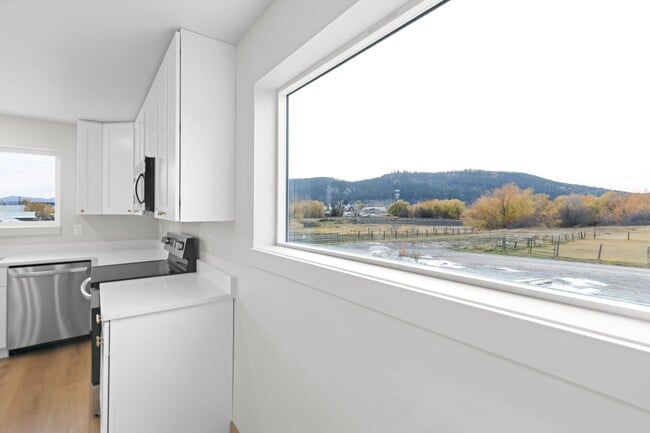 Building Photo - 865 9th St W