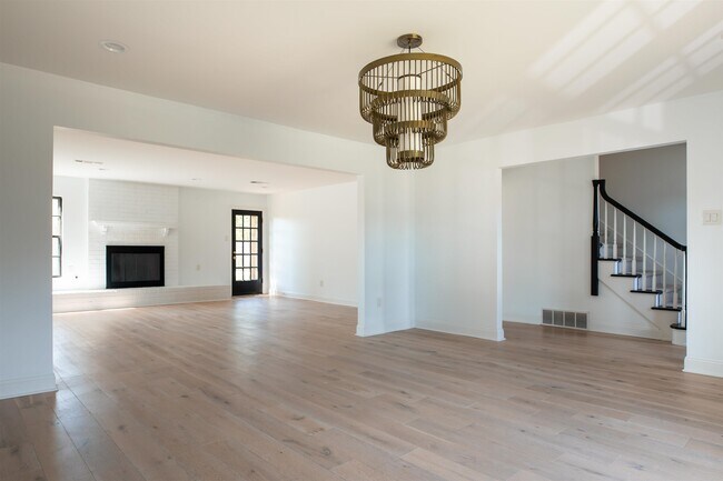 Building Photo - 5587 Ashley Square S