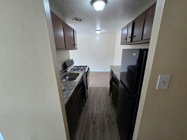 Building Photo - 14815 Euclid Ave