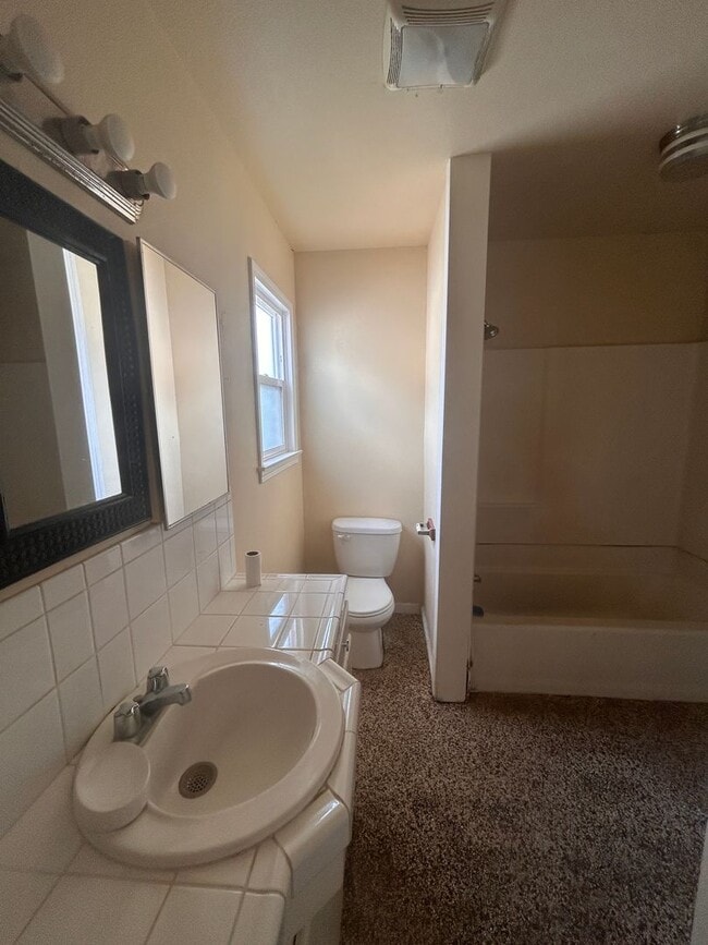 Building Photo - This home is loaded with space and features and Northwest Hanford
