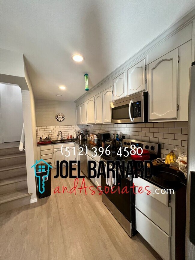 Building Photo - Available Mid July: Just steps Away from Campus and Frisbee Golf Course